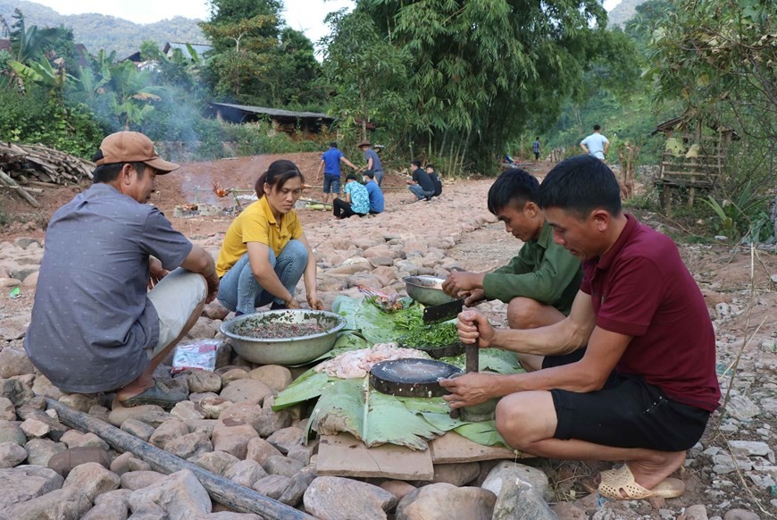 Hoạt động sinh hoạt hàng ngày bên suối Nậm Bai của người dân bản Nà Sự (Ảnh: Xuân Tiến/TTXVN). Hoạt động sinh hoạt hàng ngày bên suối Nậm Bai của người dân bản Nà Sự (Ảnh: Xuân Tiến/TTXVN).