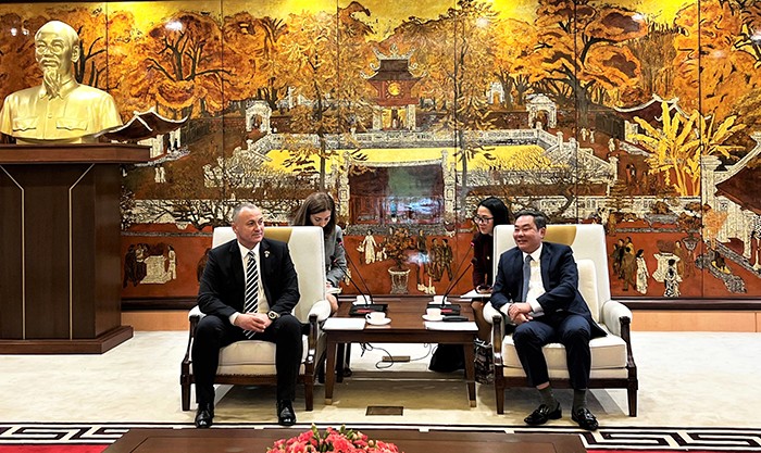 tiếp Đoàn nhóm Nghị sỹ hữu nghị Rumani (Ảnh: hanoi.gov.vn). tiếp Đoàn nhóm Nghị sỹ hữu nghị Rumani (Ảnh: hanoi.gov.vn).