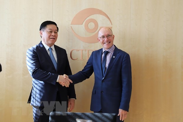 Trưởng Ban Tuyên giáo Trung ương Nguyễn Trọng Nghĩa làm việc với ông Robert Floy, Tổng Thư ký Ủy ban Trù bị của Tổ chức cấm thử hạt nhân toàn diện (CTBTO) (Ảnh: Mạnh Hùng/TTXVN). Trưởng Ban Tuyên giáo Trung ương Nguyễn Trọng Nghĩa làm việc với ông Robert Floy, Tổng Thư ký Ủy ban Trù bị của Tổ chức cấm thử hạt nhân toàn diện (CTBTO) (Ảnh: Mạnh Hùng/TTXVN).