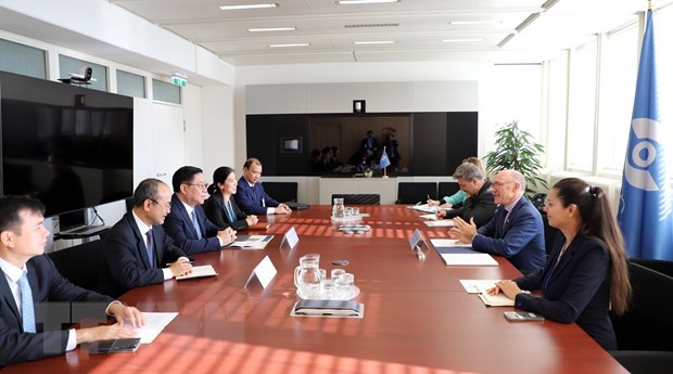 Trưởng Ban Tuyên giáo Nguyễn Trọng Nghĩa làm việc với ông Robert Floy, Tổng Thư ký Ủy ban Trù bị của Tổ chức cấm thử hạt nhân toàn diện (thứ 2, phải sang) (Ảnh: Mạnh Hùng/TTXVN). Trưởng Ban Tuyên giáo Nguyễn Trọng Nghĩa làm việc với ông Robert Floy, Tổng Thư ký Ủy ban Trù bị của Tổ chức cấm thử hạt nhân toàn diện (thứ 2, phải sang) (Ảnh: Mạnh Hùng/TTXVN).