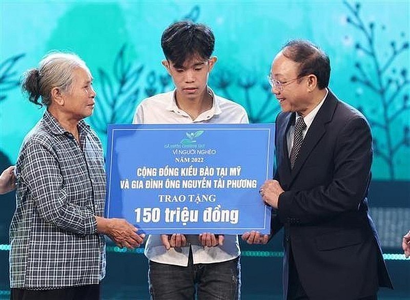 Nguyen Tuan Anh (middle), a boy from Phu Tho province whose parents passed away when he was small, receives support from donors. (Photo: VNA) Nguyen Tuan Anh (middle), a boy from Phu Tho province whose parents passed away when he was small, receives support from donors. (Photo: VNA)