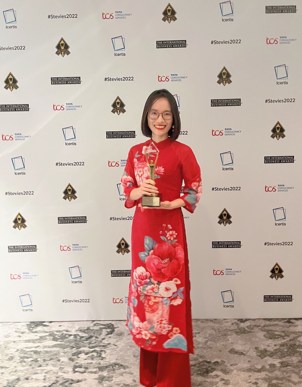 Đại diện của Viettel nhận giải Vàng tại Stevie Awards 2022 ở hạng mục Giải trí số tại London (Anh), nhờ MyID đã “mang cả thế giới giải trí đến cho bạn”. Đại diện của Viettel nhận giải Vàng tại Stevie Awards 2022 ở hạng mục Giải trí số tại London (Anh), nhờ MyID đã “mang cả thế giới giải trí đến cho bạn”.