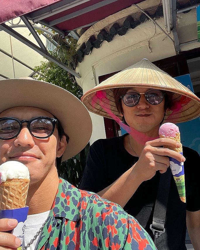 Two actors enjoying ice cream. Photo: NLD Two actors enjoying ice cream. Photo: NLD