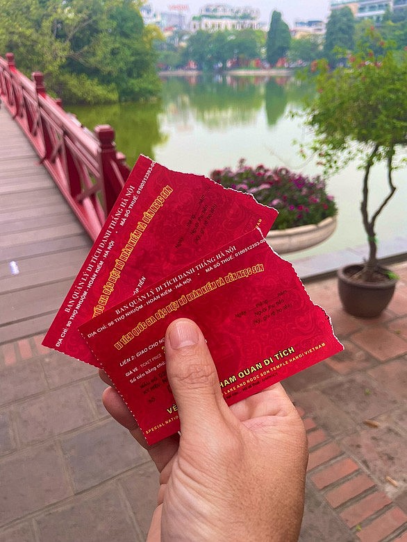 Noboru Kaneko boasted to fans about his visit to Hoan Kiem Lake and Ngoc Son Temple on the morning of October 14 on his personal page - Photo: TWITTER Noboru Kaneko boasted to fans about his visit to Hoan Kiem Lake and Ngoc Son Temple on the morning of October 14 on his personal page - Photo: TWITTER