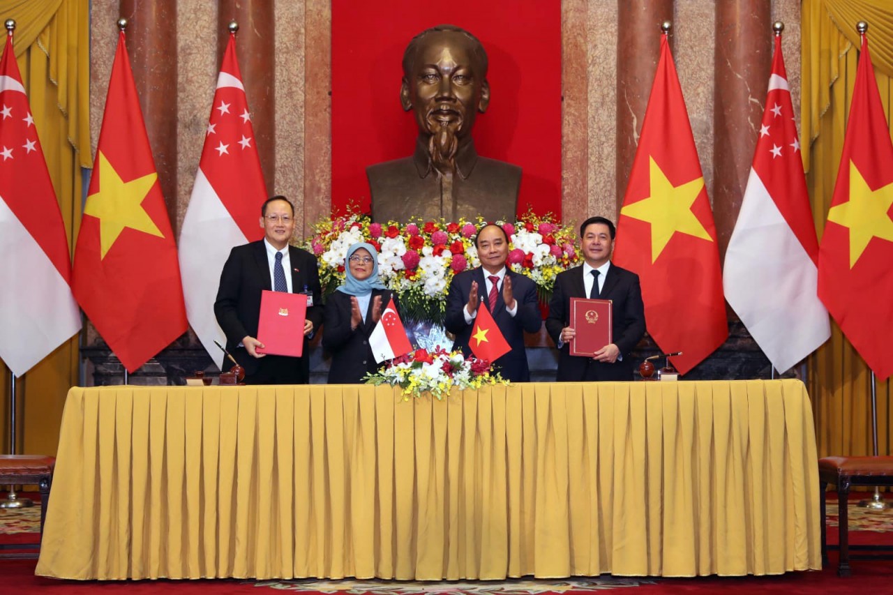 At the signing a Memorandum of Understanding to deepen energy cooperation between Vietnam and Singapore. Photo: Singapore's Ministry of Communications and Information At the signing a Memorandum of Understanding to deepen energy cooperation between Vietnam and Singapore. Photo: Singapore's Ministry of Communications and Information