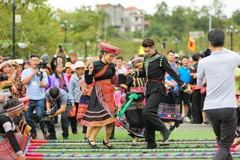 Bảo tồn và phát triển bản sắc văn hóa truyền thống của dân tộc Lự ở Lai Châu Bảo tồn và phát triển bản sắc văn hóa truyền thống của dân tộc Lự ở Lai Châu