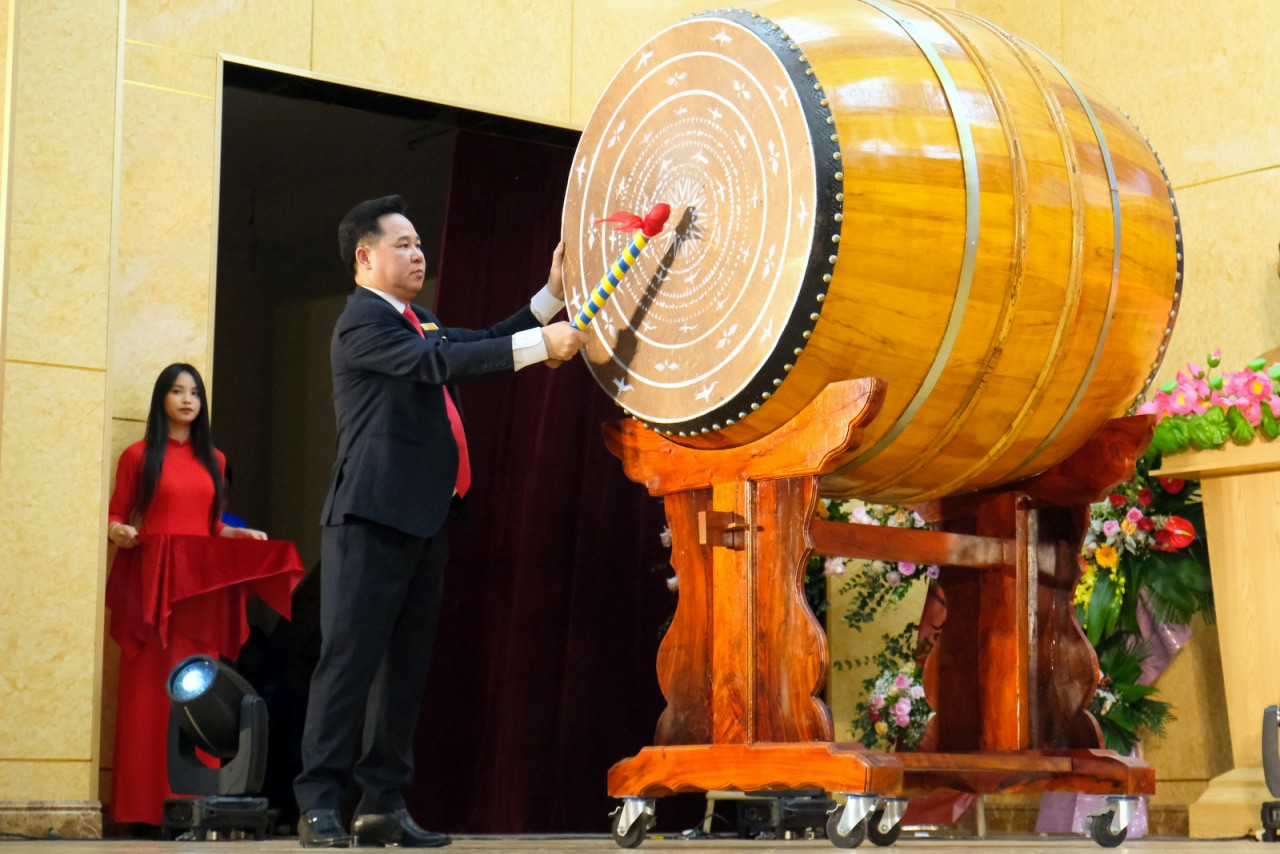TS Lê Mạnh Hùng - Hiệu trưởng Trường Đại học Công đoàn đánh trống khai giảng năm học 2022-2023. TS Lê Mạnh Hùng - Hiệu trưởng Trường Đại học Công đoàn đánh trống khai giảng năm học 2022-2023.