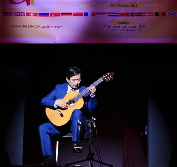 Vietnamese professor and guitarist Dang Ngoc Long performs at the finale of the International Guitar Competition and Festival Berlin 2022. (Photo: VNA)
