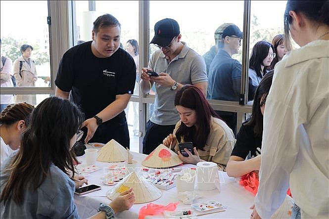 Vietnamese Students - Bridge to Promote Cultural and Educational Cooperation between Vietnam and Australia Vietnamese Students - Bridge to Promote Cultural and Educational Cooperation between Vietnam and Australia