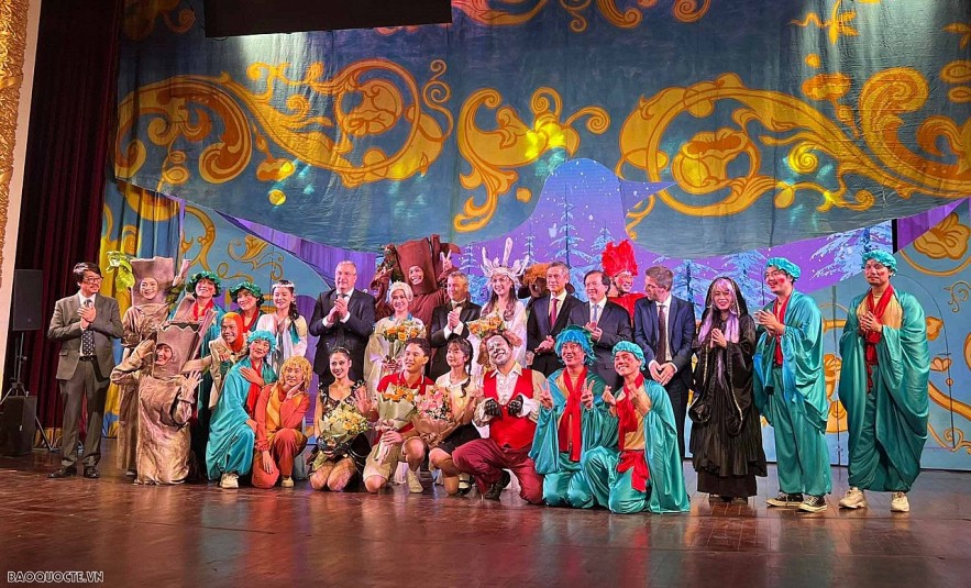 Performance of the play 'Blue Bird' on the occasion of the 25th anniversary of the establishment of the Wallonie-Bruxelles Delegation in Vietnam. Photo: Thu Trang Performance of the play 'Blue Bird' on the occasion of the 25th anniversary of the establishment of the Wallonie-Bruxelles Delegation in Vietnam. Photo: Thu Trang