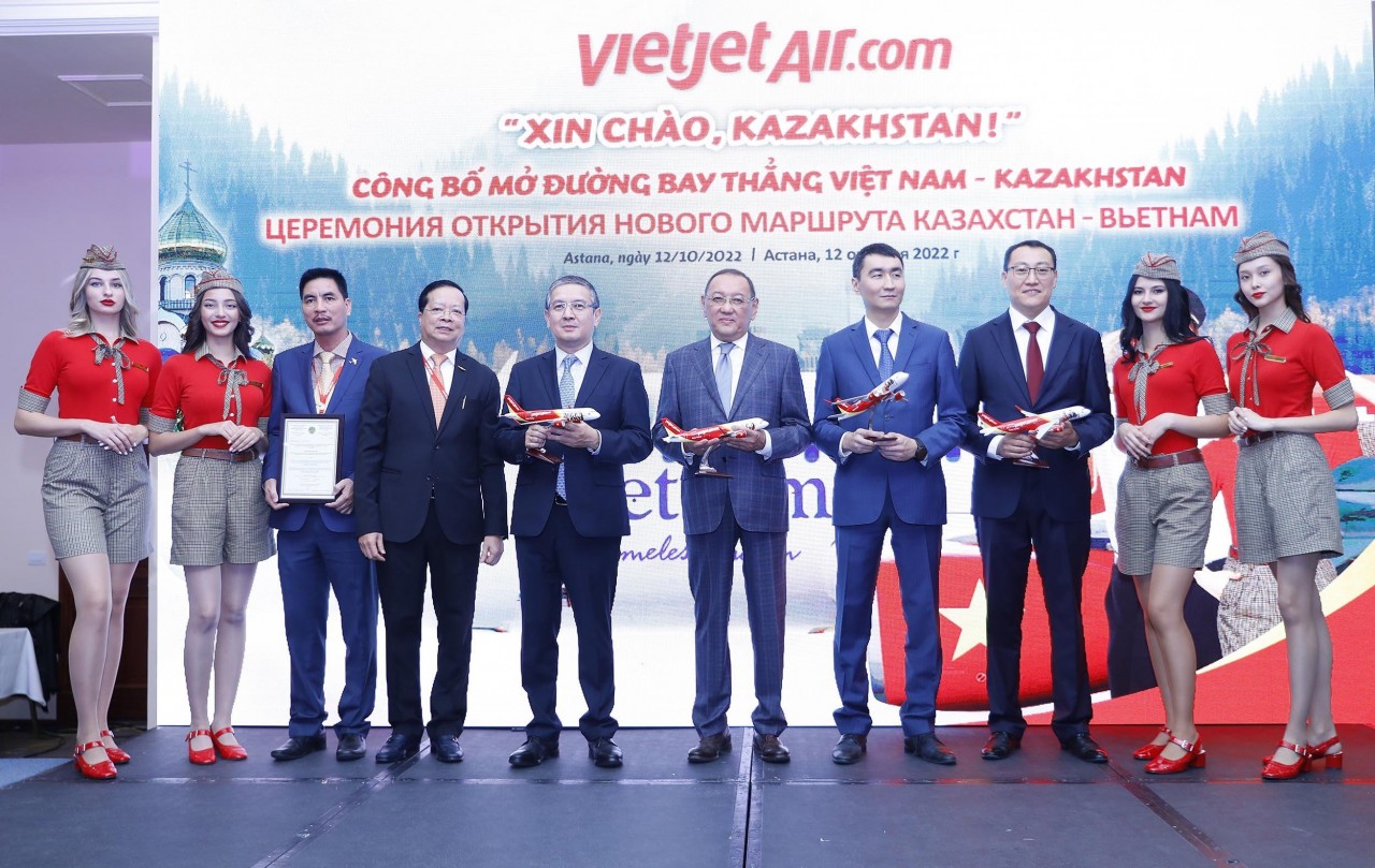 Lãnh đạo hai nước Việt Nam và Kazakhstan tham dự lễ công bố đường bay Almaty - Nha Trang và chào mừng Vietjet đến với Kazakhstan. Lãnh đạo hai nước Việt Nam và Kazakhstan tham dự lễ công bố đường bay Almaty - Nha Trang và chào mừng Vietjet đến với Kazakhstan.