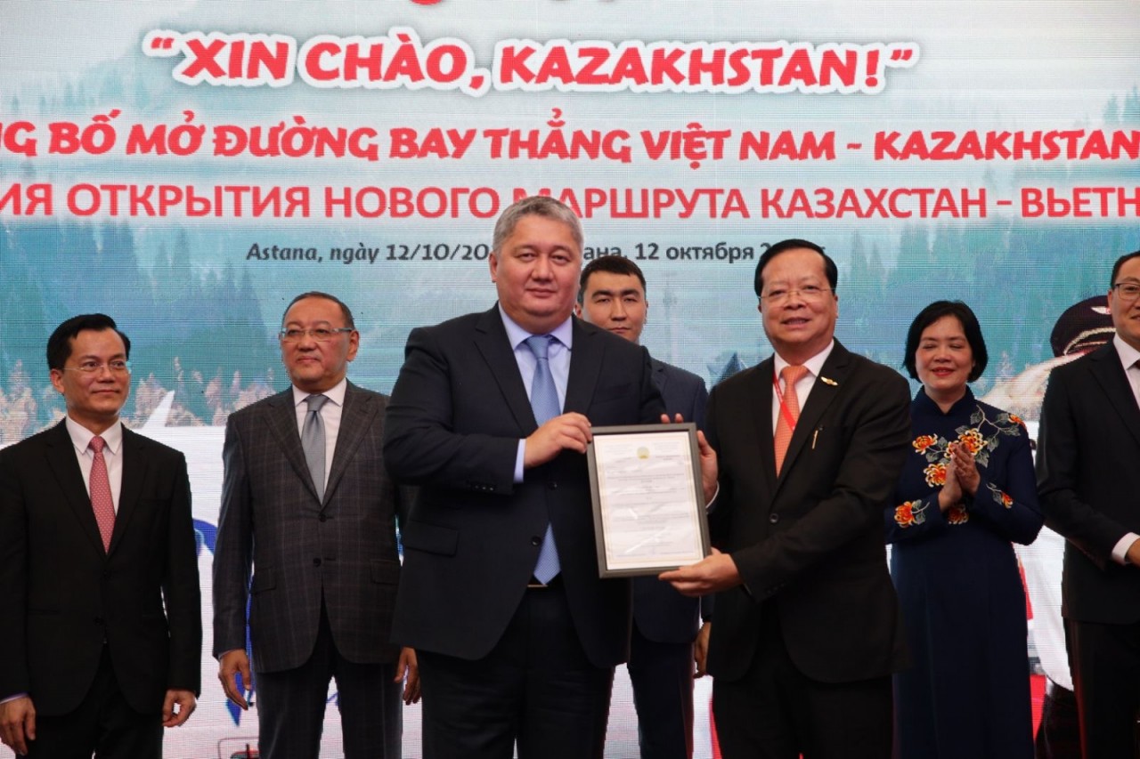 Ông Talgat Tleubekovits – Chủ tịch Ủy ban Hàng không dân dụng Kazakhstan trao giấy phép cho đại diện Vietjet - Phó Tổng giám đốc Chu Việt Cường và chúc mừng Vietjet khai trương đường bay đầu tiên kết nối Almaty với Nha Trang. Ông Talgat Tleubekovits – Chủ tịch Ủy ban Hàng không dân dụng Kazakhstan trao giấy phép cho đại diện Vietjet - Phó Tổng giám đốc Chu Việt Cường và chúc mừng Vietjet khai trương đường bay đầu tiên kết nối Almaty với Nha Trang.