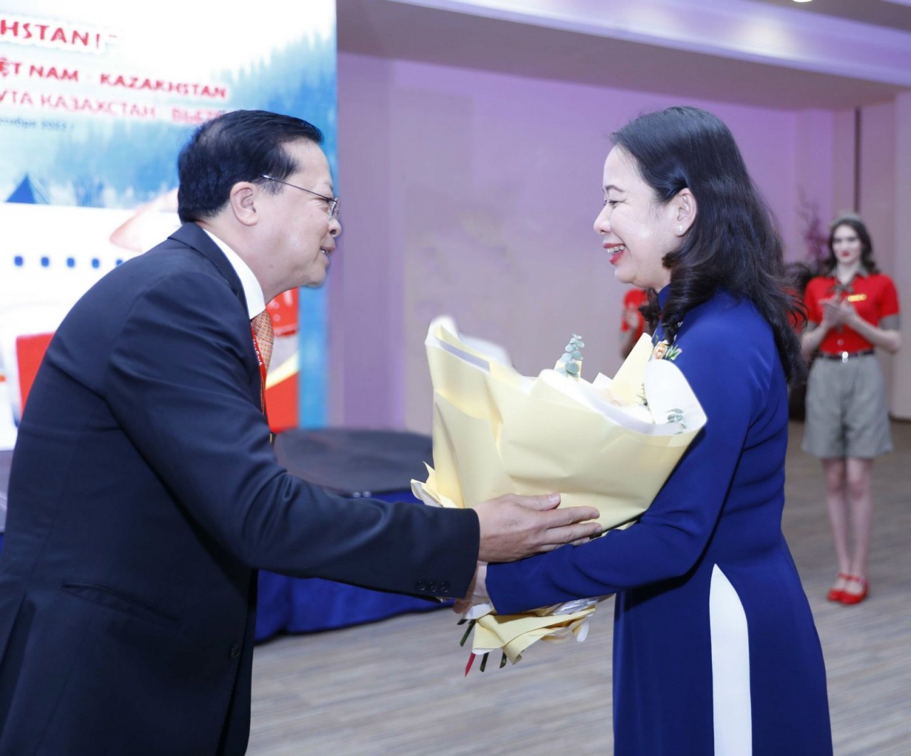 Lãnh đạo Vietjet tặng hoa và chào mừng Phó Chủ tịch nước Võ Thị Ánh Xuân tham dự buổi lễ công bố mở đường bay kết nối Việt Nam - Kazakhstan. Lãnh đạo Vietjet tặng hoa và chào mừng Phó Chủ tịch nước Võ Thị Ánh Xuân tham dự buổi lễ công bố mở đường bay kết nối Việt Nam - Kazakhstan.