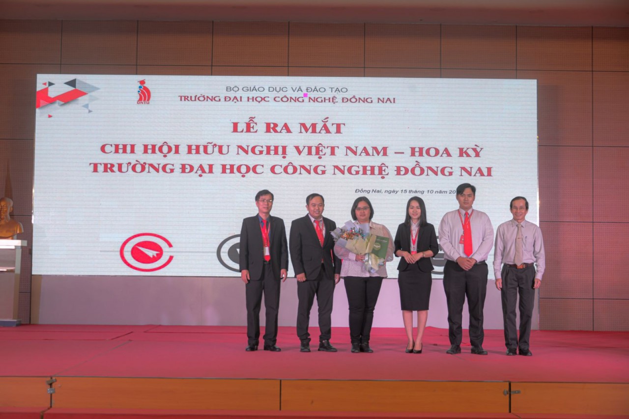 Ban chấp hành Chi hội hữu nghị Việt Nam – Hoa Kỳ trường Đại học Công nghệ Đồng Nai ra mắt (Ảnh: Liên hiệp các tổ chức hữu nghị tỉnh Đồng Nai). Ban chấp hành Chi hội hữu nghị Việt Nam – Hoa Kỳ trường Đại học Công nghệ Đồng Nai ra mắt (Ảnh: Liên hiệp các tổ chức hữu nghị tỉnh Đồng Nai).