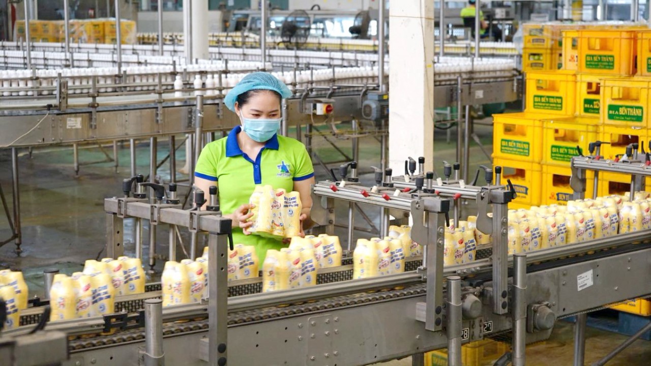 Tân Hiệp Phát áp dụng công nghệ Aseptic trong quy trình sản xuất sữa đậu nành Number 1 Soya Canxi nhằm đảm bảo các yếu tố dinh dưỡng và hương vị. Tân Hiệp Phát áp dụng công nghệ Aseptic trong quy trình sản xuất sữa đậu nành Number 1 Soya Canxi nhằm đảm bảo các yếu tố dinh dưỡng và hương vị.