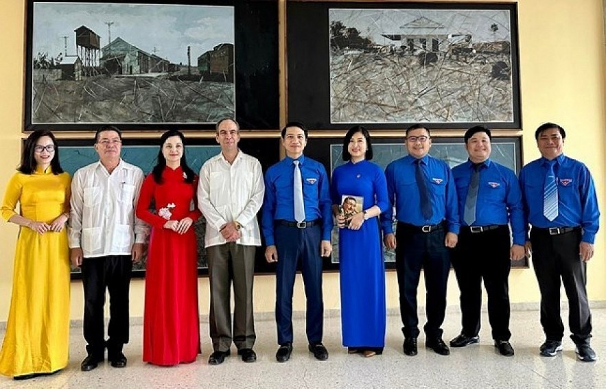 NVietnam's HCYU Central Committee delegation poses for a photo with Rogelio Polanco Fuentes, Secretary of the Communist Party of Cuba’s Central Committee and head of its Ideological Department (fourth from left). Photo: thanhnien.vn NVietnam's HCYU Central Committee delegation poses for a photo with Rogelio Polanco Fuentes, Secretary of the Communist Party of Cuba’s Central Committee and head of its Ideological Department (fourth from left). Photo: thanhnien.vn