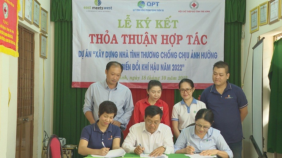 Three sides Tra Vinh province's Red Cross, East Meets West Foundation and Disaster Prevention Community Fund sign the MoU. Source: travinh.gov.vn Three sides Tra Vinh province's Red Cross, East Meets West Foundation and Disaster Prevention Community Fund sign the MoU. Source: travinh.gov.vn