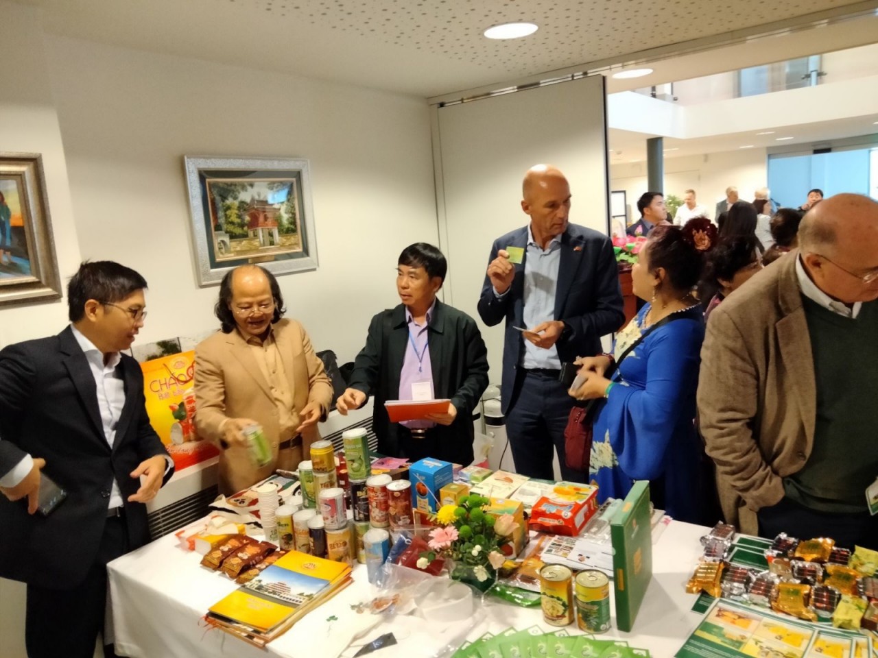 Các đại biểu thăm quan các Các đại biểu thăm quan các