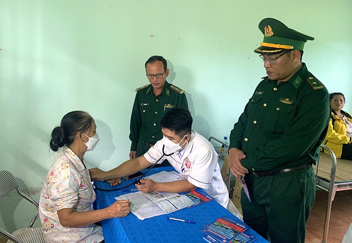 Tổ chức khám chữa bệnh, cấp phát thuốc và tặng quà cho nhân dân 4 bản biên giới huyện Anh Sơn (Nghệ An) Tổ chức khám chữa bệnh, cấp phát thuốc và tặng quà cho nhân dân 4 bản biên giới huyện Anh Sơn (Nghệ An)