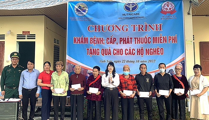 Tổ chức khám chữa bệnh, cấp phát thuốc và tặng quà cho nhân dân 4 bản biên giới huyện Anh Sơn (Nghệ An) Tổ chức khám chữa bệnh, cấp phát thuốc và tặng quà cho nhân dân 4 bản biên giới huyện Anh Sơn (Nghệ An)