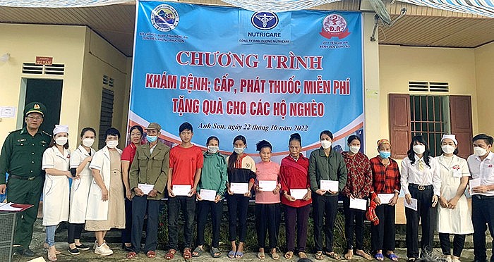 Tổ chức khám chữa bệnh, cấp phát thuốc và tặng quà cho nhân dân 4 bản biên giới huyện Anh Sơn (Nghệ An) Tổ chức khám chữa bệnh, cấp phát thuốc và tặng quà cho nhân dân 4 bản biên giới huyện Anh Sơn (Nghệ An)