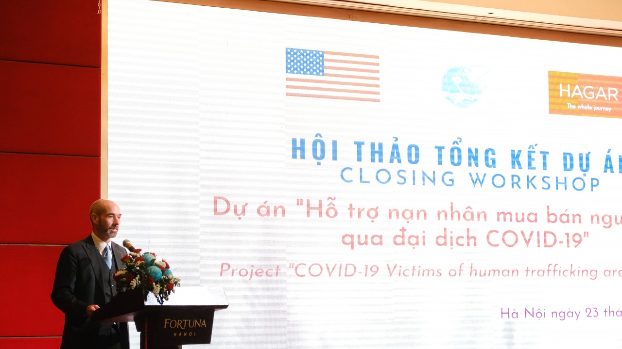 ông Matthew Stannard – Bí thư thứ hai, Văn phòng Chính trị, Đại sứ quán Hoa Kỳ tại Việt Nam phát biểu tại Hội thảo. ông Matthew Stannard – Bí thư thứ hai, Văn phòng Chính trị, Đại sứ quán Hoa Kỳ tại Việt Nam phát biểu tại Hội thảo.