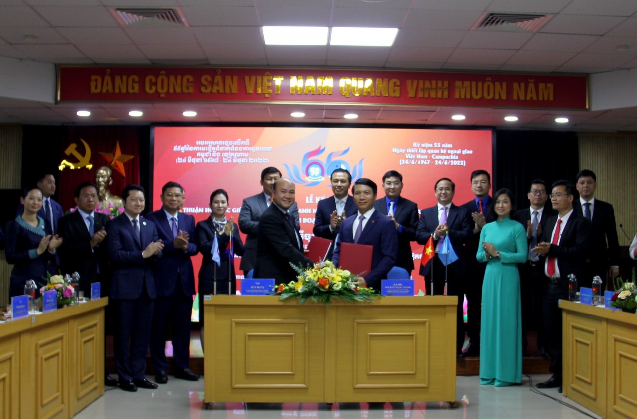 Hội Liên hiệp Thanh niên Việt Nam và Hội Liên hiệp Thanh niên Campuchia ký kết thỏa thuận hợp tác (Ảnh: Hội Liên hiệp Thanh niên Việt Nam). Hội Liên hiệp Thanh niên Việt Nam và Hội Liên hiệp Thanh niên Campuchia ký kết thỏa thuận hợp tác (Ảnh: Hội Liên hiệp Thanh niên Việt Nam).