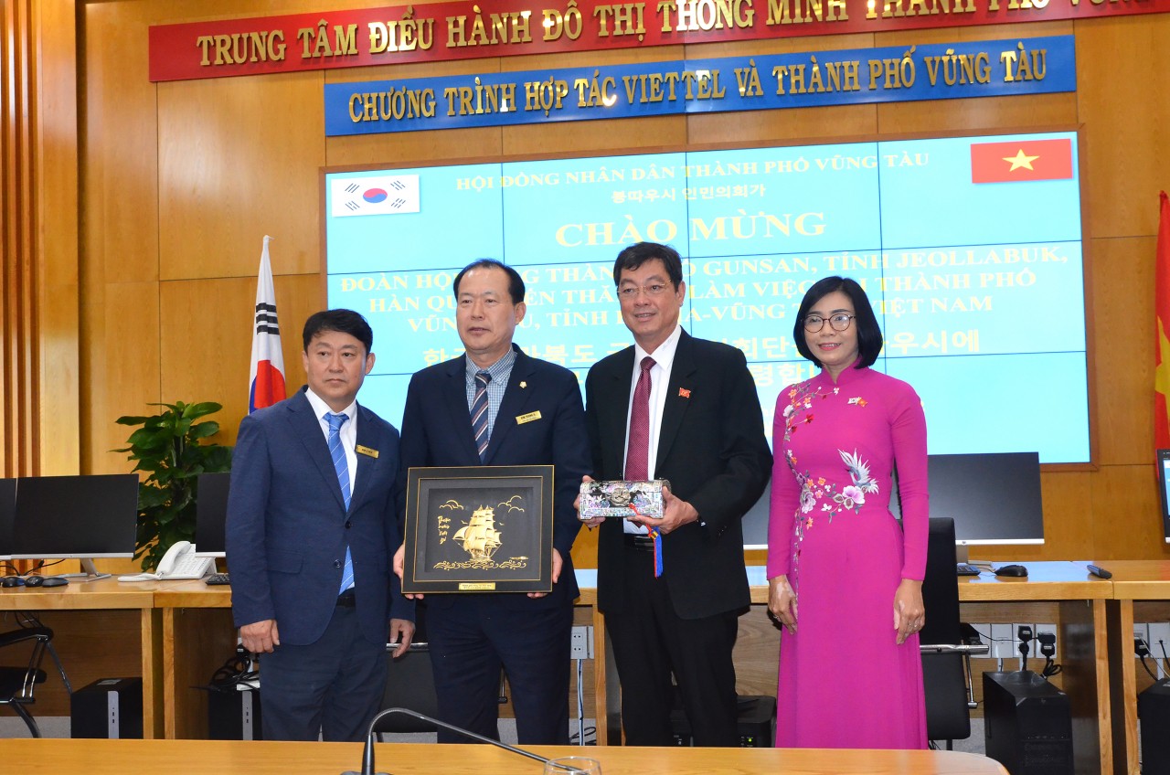 Lãnh đạo TP.Gunsan (Hàn Quốc) và TP.Vũng Tàu trao quà lưu niệm (Ảnh: Báo Bà Rịa - Vũng Tàu). Lãnh đạo TP.Gunsan (Hàn Quốc) và TP.Vũng Tàu trao quà lưu niệm (Ảnh: Báo Bà Rịa - Vũng Tàu).