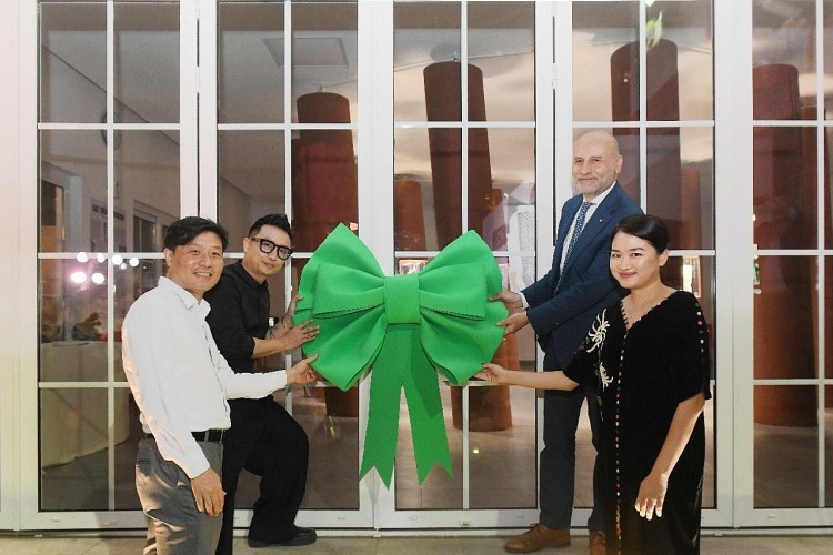 Ngài Đại sứ Ý tại Việt Nam cùng GS. Vũ Hà Văn và các nghệ sĩ tại Triển lãm “Chiếc giày gốm Bát Tràng & Cuộc dạo chơi cùng văn hoá Ý”. Ngài Đại sứ Ý tại Việt Nam cùng GS. Vũ Hà Văn và các nghệ sĩ tại Triển lãm “Chiếc giày gốm Bát Tràng & Cuộc dạo chơi cùng văn hoá Ý”.