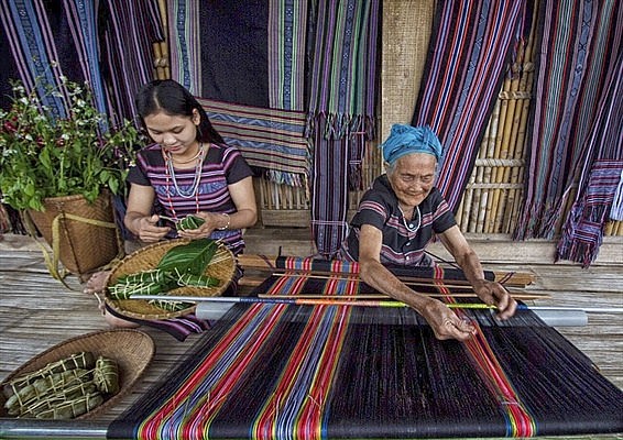 Nghệ nhân Phạm Thị Thung dệt thổ cẩm để giữ nghề truyền thống của dân tộc mình Ảnh: ĐOÀN VƯƠNG QUỐC Nghệ nhân Phạm Thị Thung dệt thổ cẩm để giữ nghề truyền thống của dân tộc mình Ảnh: ĐOÀN VƯƠNG QUỐC