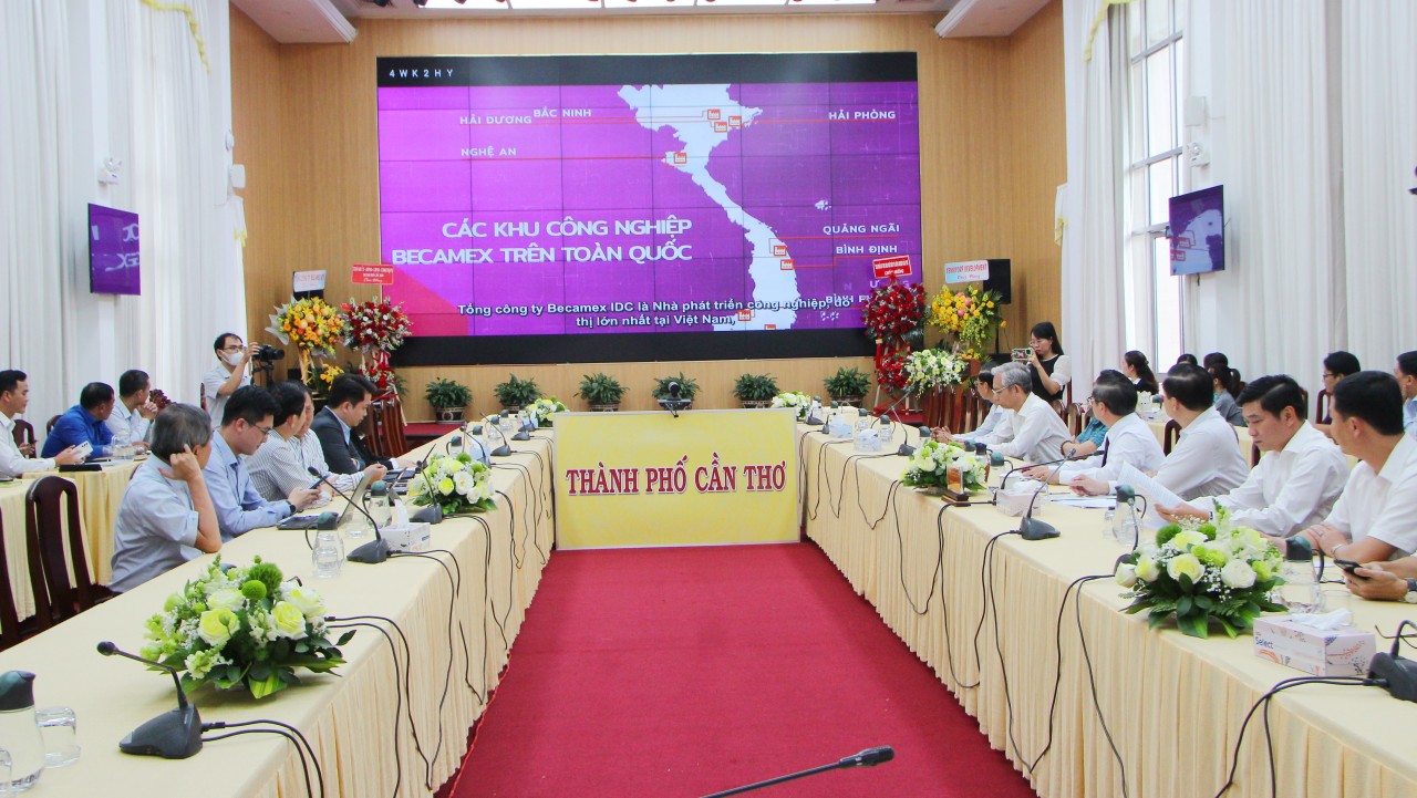 Cần Thơ: Trao giấy chứng nhận đầu tư dự án Khu công nghiệp Việt Nam - Singapore Vĩnh Thạnh