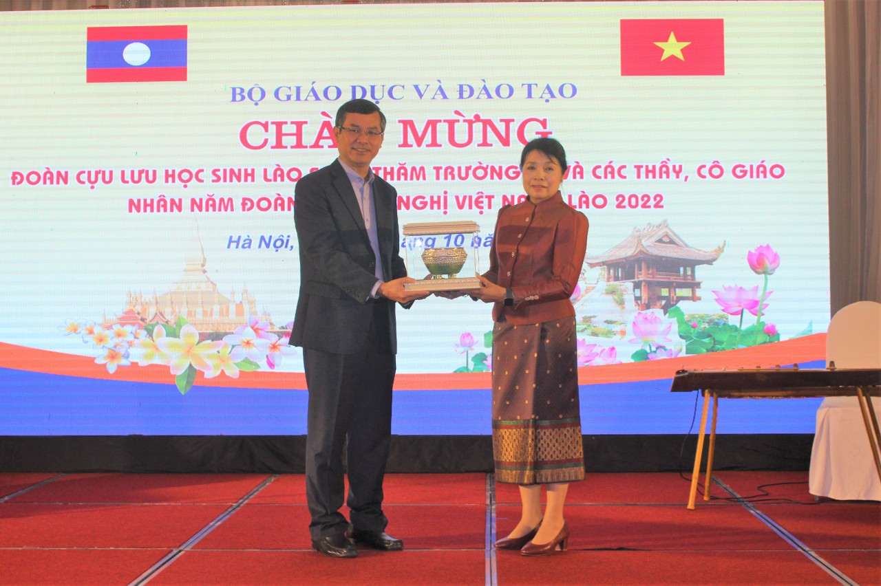 Giao lưu cựu lưu học sinh Lào và các thầy, cô giáo tại Việt Nam Giao lưu cựu lưu học sinh Lào và các thầy, cô giáo tại Việt Nam
