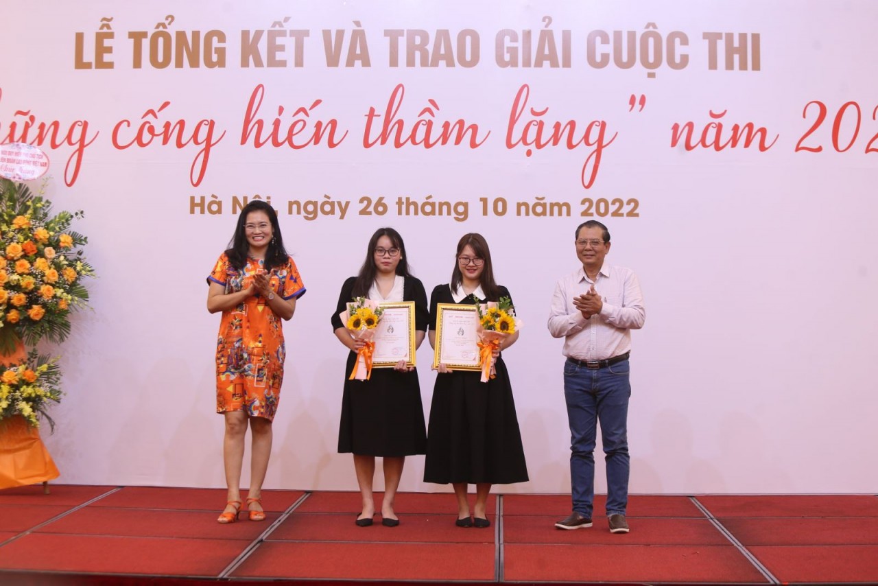  Trưởng đại diện của Tổ chức ActionAid Quốc tế tại Việt Nam (AAV) Hoàng Phương Thảo và Ủy viên Thường vụ Hội Nhà báo Việt Nam, Chủ tịch Hội Nhà báo thành phố Hà Nội Tô Quang Phán trao giải Nhất cho nhóm tác giả Lê Thị Hoa - Lương Thị Hạnh (Báo Lao động). 