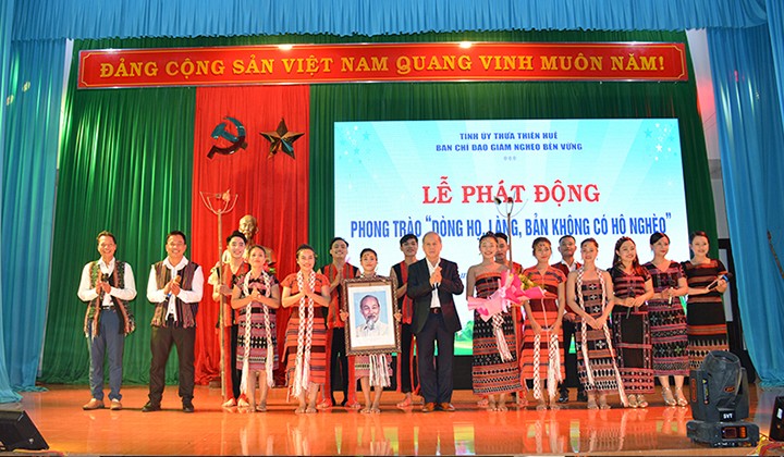 Phát động phong trào “Dòng họ, làng, bản không có hộ nghèo” tại huyện biên giới A Lưới Phát động phong trào “Dòng họ, làng, bản không có hộ nghèo” tại huyện biên giới A Lưới