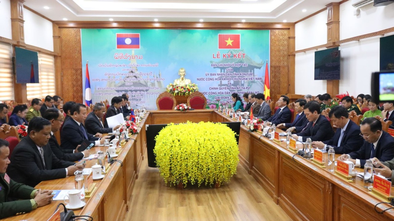 Kon Tum (Việt Nam) và Attapư (Lào) ký kết Bản ghi nhớ thiết lập quan hệ hợp tác trên nhiều lĩnh vực Kon Tum (Việt Nam) và Attapư (Lào) ký kết Bản ghi nhớ thiết lập quan hệ hợp tác trên nhiều lĩnh vực