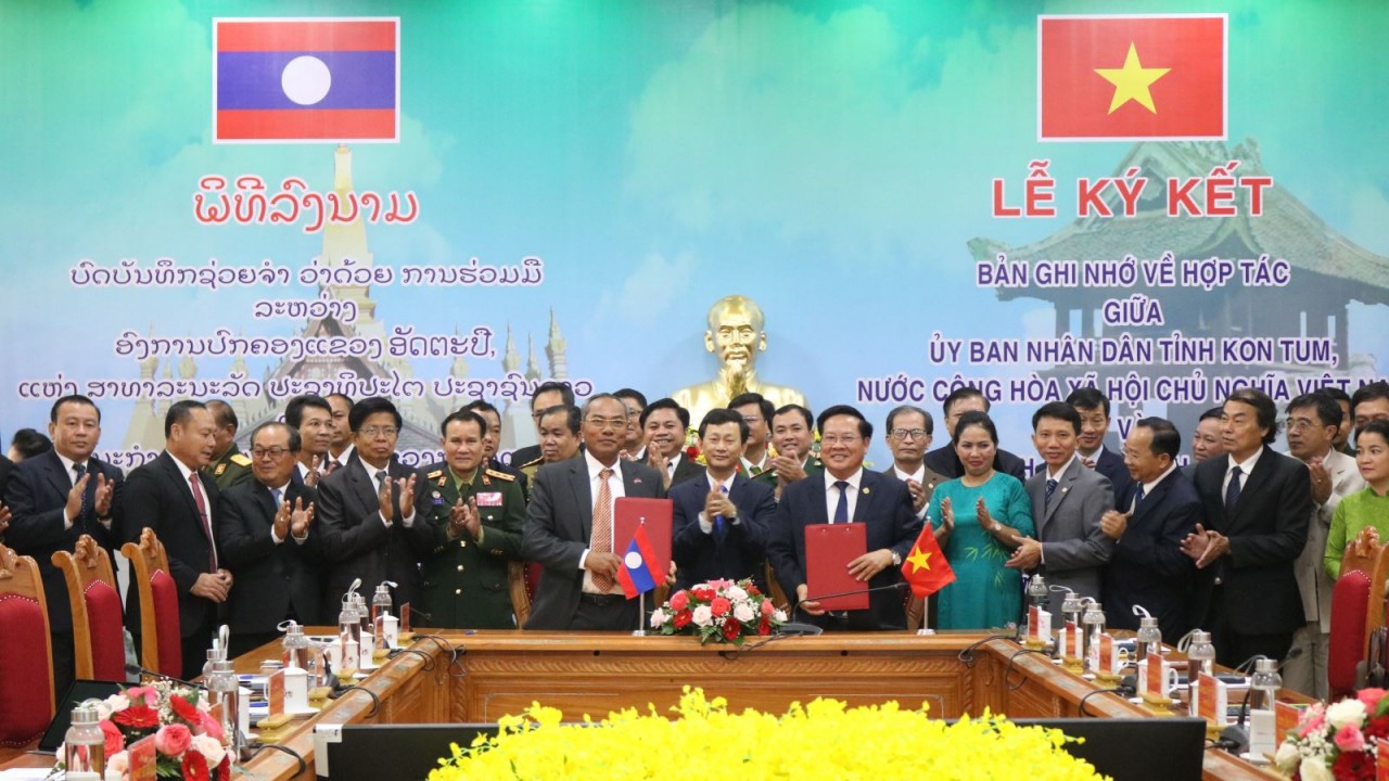 Kon Tum (Việt Nam) và Attapư (Lào) ký kết Bản ghi nhớ thiết lập quan hệ hợp tác trên nhiều lĩnh vực Kon Tum (Việt Nam) và Attapư (Lào) ký kết Bản ghi nhớ thiết lập quan hệ hợp tác trên nhiều lĩnh vực