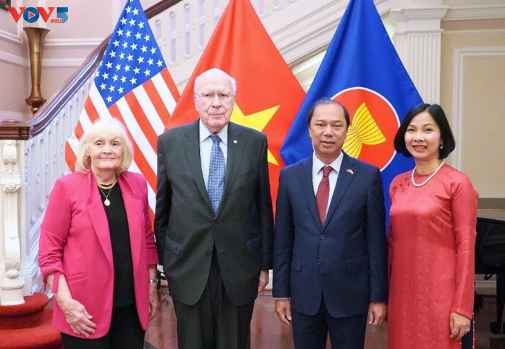 Thượng nghị sĩ Patrick Leahy, Chủ tịch thường trực Thượng viện Hoa Kỳ và phu nhân chụp ảnh lưu niệm cùng Đại sứ Nguyễn Quốc Dũng và phu nhân. Ảnh: PV VOV tại Mỹ Thượng nghị sĩ Patrick Leahy, Chủ tịch thường trực Thượng viện Hoa Kỳ và phu nhân chụp ảnh lưu niệm cùng Đại sứ Nguyễn Quốc Dũng và phu nhân. Ảnh: PV VOV tại Mỹ