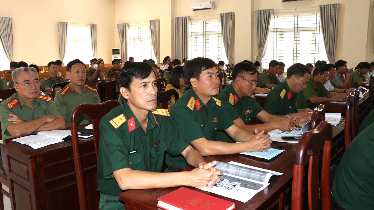 Hội nghị cũng đề ra một số nhiệm vụ trọng tâm nhằm tiếp tục đẩy mạnh và nâng cao hiệu quả công tác tuyên truyền về thành tựu bảo đảm quyền con người. Hội nghị cũng đề ra một số nhiệm vụ trọng tâm nhằm tiếp tục đẩy mạnh và nâng cao hiệu quả công tác tuyên truyền về thành tựu bảo đảm quyền con người.