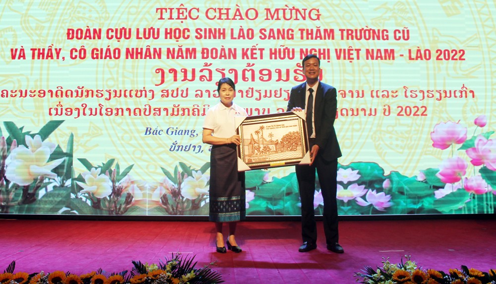 Đoàn cựu lưu học sinh Lào giao lưu tại Bắc Giang Đoàn cựu lưu học sinh Lào giao lưu tại Bắc Giang