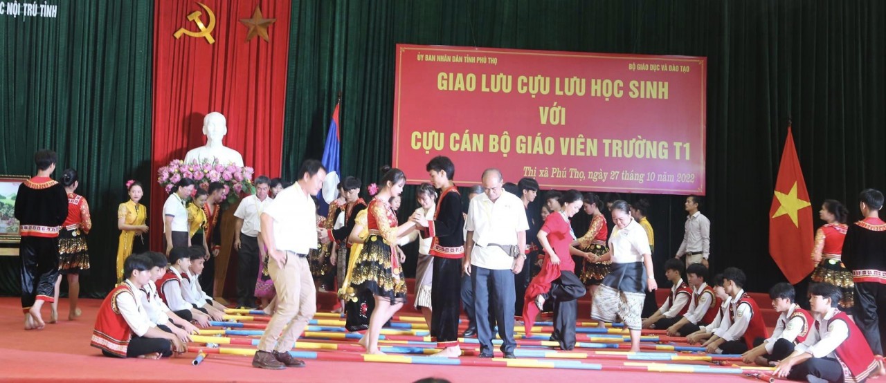 Giao lưu cựu lưu học sinh Lào với cựu cán bộ giáo viên trường T1 (Phú Thọ)