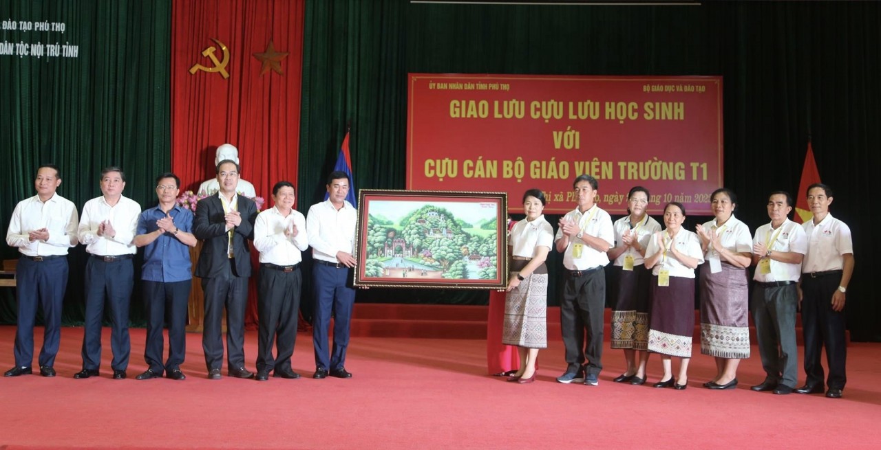 Giao lưu cựu lưu học sinh Lào với cựu cán bộ giáo viên trường T1 (Phú Thọ)