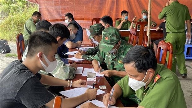 Hơn 800 lao động tự do Việt Nam ở Campuchia đã về nước Hơn 800 lao động tự do Việt Nam ở Campuchia đã về nước