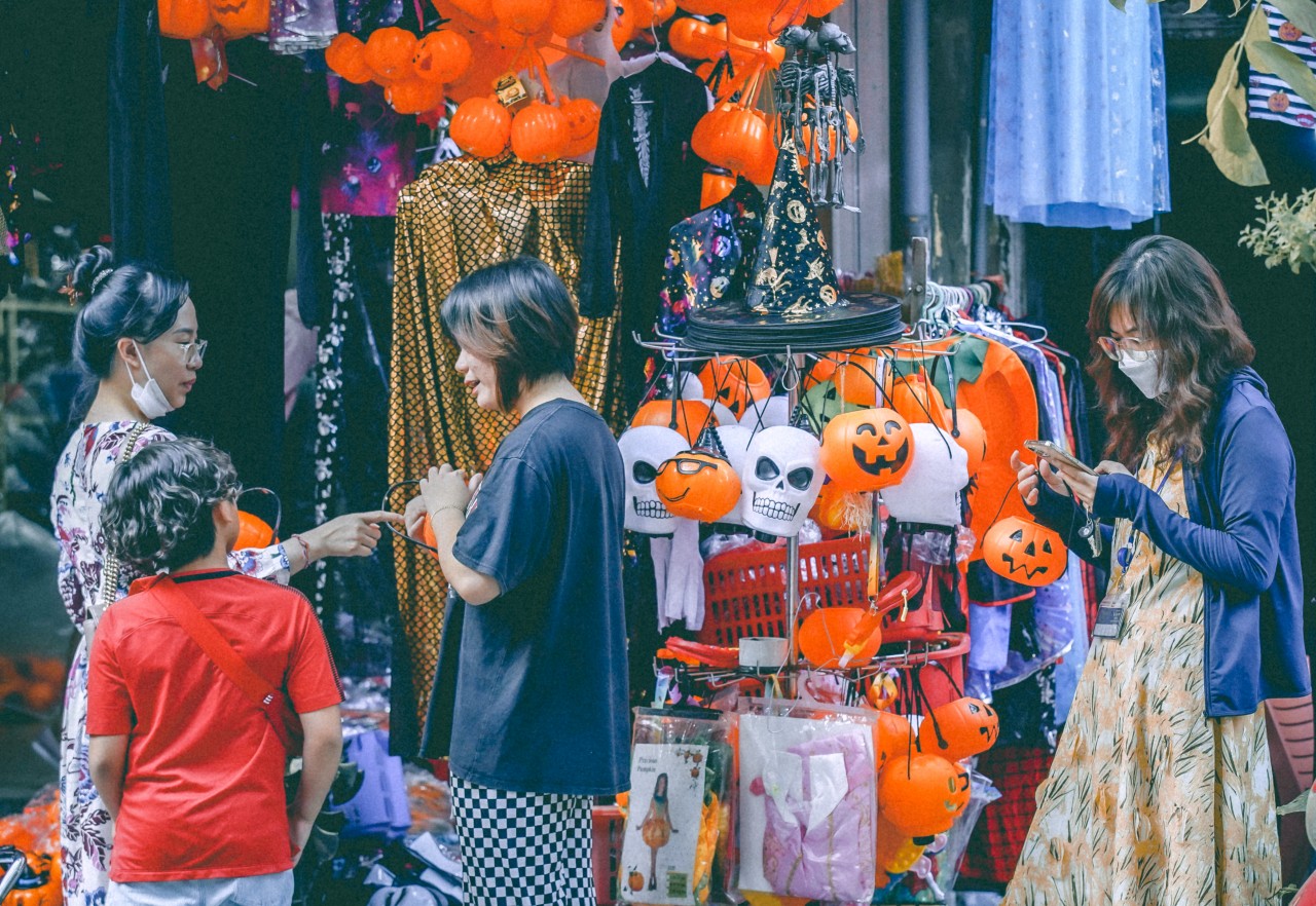 Phố Hàng Mã tưng bừng sắc màu trước ngày hội Halloween Phố Hàng Mã tưng bừng sắc màu trước ngày hội Halloween
