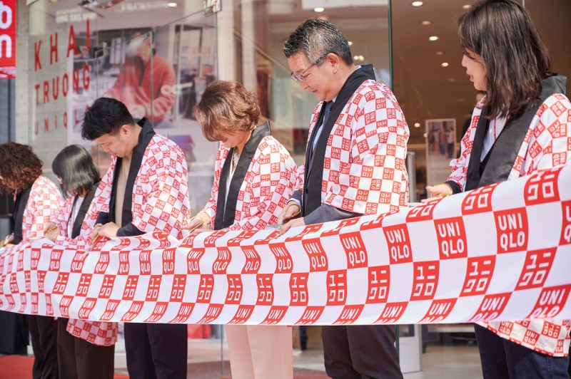 Sáng 28/10, Uniqlo chính thức khai trương flagship store ngay tại mặt tiền tháp 2 Vincom Center Bà Triệu. Sáng 28/10, Uniqlo chính thức khai trương flagship store ngay tại mặt tiền tháp 2 Vincom Center Bà Triệu.