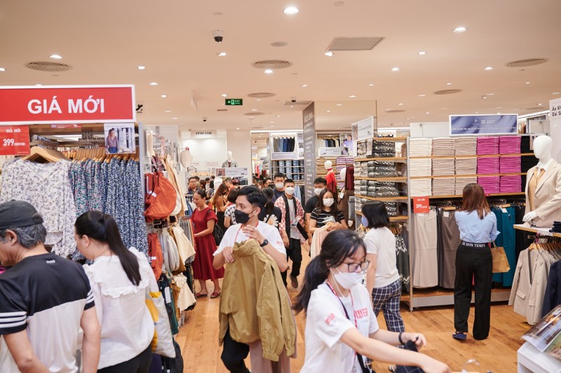 Uniqlo với loạt ưu đãi độc quyền nhân dịp khai trương cho loạt sản phẩm thuộc BST Thu-Đông, thu hút hàng rất đông khách mua sắm. Uniqlo với loạt ưu đãi độc quyền nhân dịp khai trương cho loạt sản phẩm thuộc BST Thu-Đông, thu hút hàng rất đông khách mua sắm.