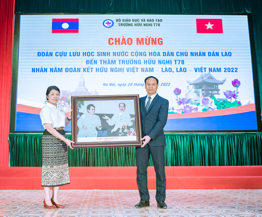 100 cựu lưu học sinh Lào tại Việt Nam thăm trường xưa 100 cựu lưu học sinh Lào tại Việt Nam thăm trường xưa