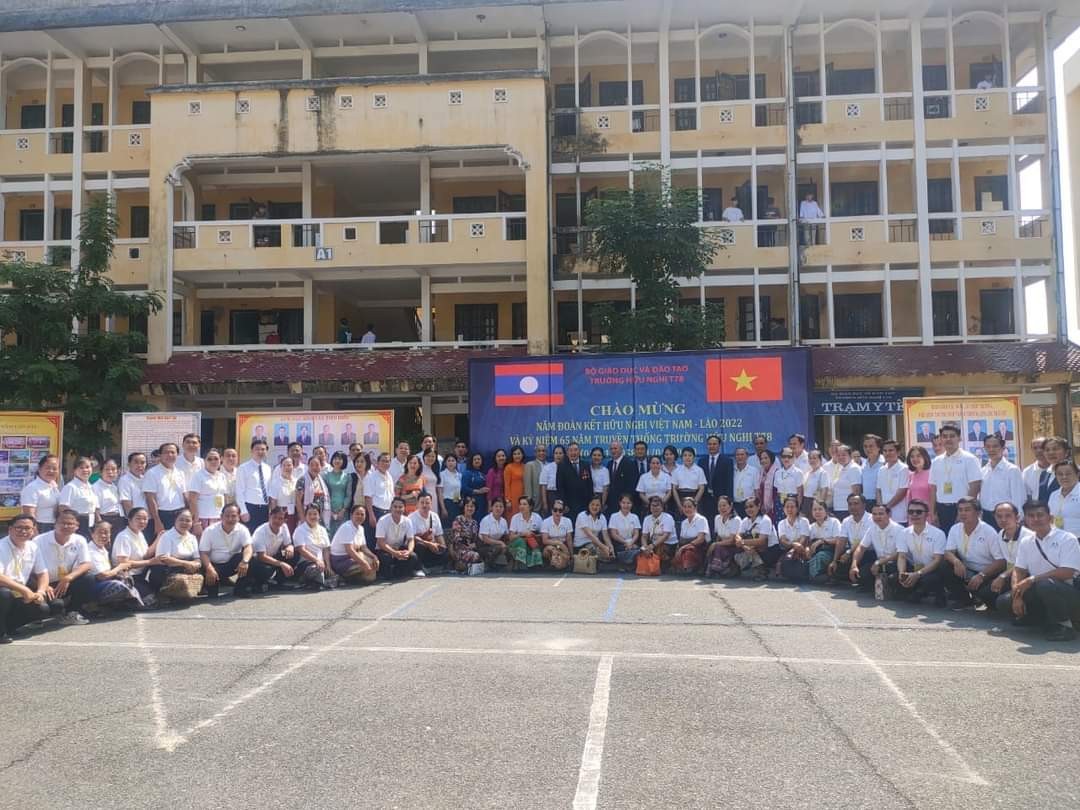 100 cựu lưu học sinh Lào tại Việt Nam thăm trường xưa 100 cựu lưu học sinh Lào tại Việt Nam thăm trường xưa