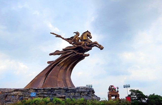 Tượng đài Thánh Gióng (Ảnh sưu tầm). Tượng đài Thánh Gióng (Ảnh sưu tầm).