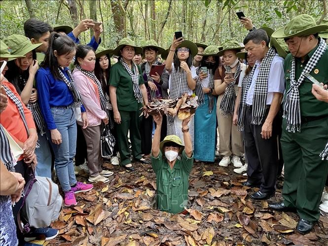 Đại biểu cùng sinh viên tham quan Khu Di tích Lịch sử Địa đạo Củ Chi (Ảnh: Hồng Giang/TTXVN). Đại biểu cùng sinh viên tham quan Khu Di tích Lịch sử Địa đạo Củ Chi (Ảnh: Hồng Giang/TTXVN).