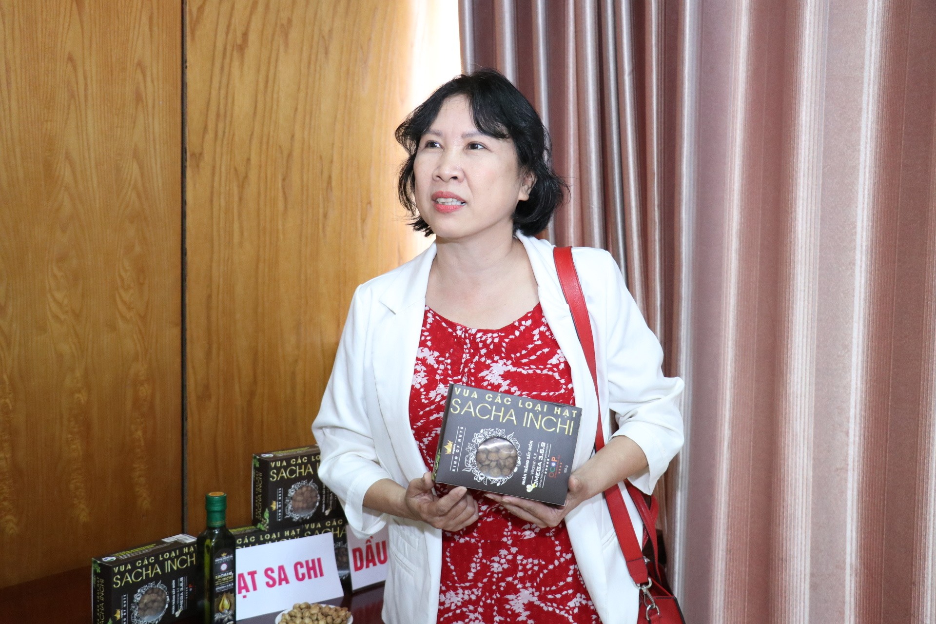 bà Đỗ Thị Kim Thông - Chủ tịch Hợp tác xã thương mại dịch vụ du lịch và xuất nhập khẩu Kim Thông bà Đỗ Thị Kim Thông - Chủ tịch Hợp tác xã thương mại dịch vụ du lịch và xuất nhập khẩu Kim Thông